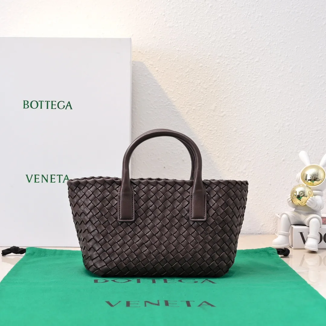 Batch 1560 Hello everyone, I have a new name, it’s called the Cabat woven Mini vegetable basket model ~ it can finally be carried on the shoulder. It is based on the original bag type and adds a shoulder strap and it is detachable! It's equivalent to spending one dollar to buy two bags. As the ace cutie of BV family, I really have no choice but to buy one! This bag of ours is really exactly the same as ZP. You can look big with a small amount of money~ Original sheepskin: size: 20*16*13cm, model: 5211#